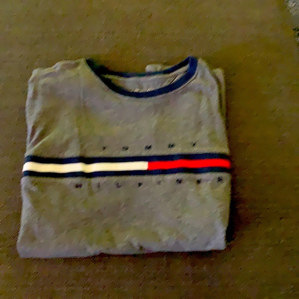 Men’s Tommy Hilfiger T-shirt.
